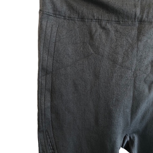 Fabletics Gray Seamless Capri Exercise Gym Activewear Leggings Size Large - Picture 6 of 8